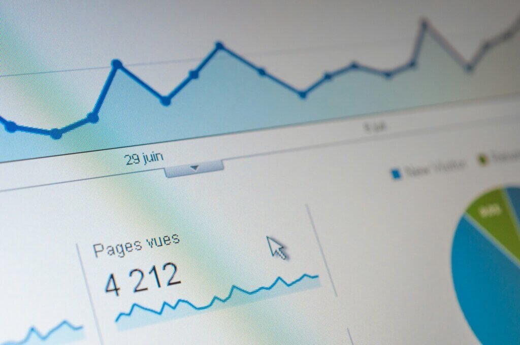 un écran de statistique en gros plan avec un zoom sur un nombre de pages vues